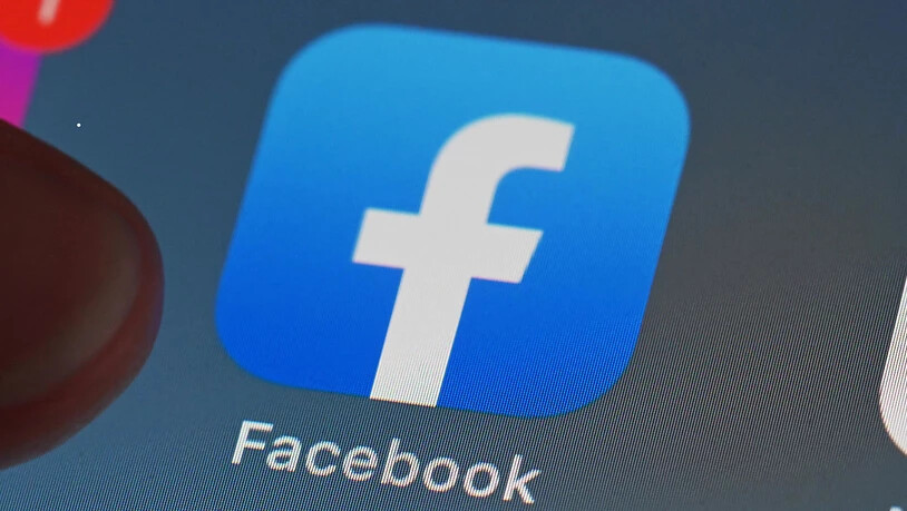 ARCHIV - Auf dem Bildschirm eines Smartphones ist die Facebook-App zu sehen. In Russland sind die sozialen Netzwerke Facebook, Telegram und Twitter zum wiederholten Mal zu Geldstrafen verurteilt worden, weil sie verbotene Inhalte nicht gelöscht haben…