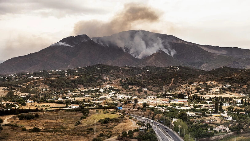 Rauch steigt über Bergen in der Nähe der Stadt Jubrique in der Provinz Malaga auf. Ein verheerender Waldbrand im Süden Spaniens ist nach knapp sechs Tagen unter Kontrolle. Die seit vorigem Mittwoch lodernden Flammen haben unweit der Küstengemeinde…