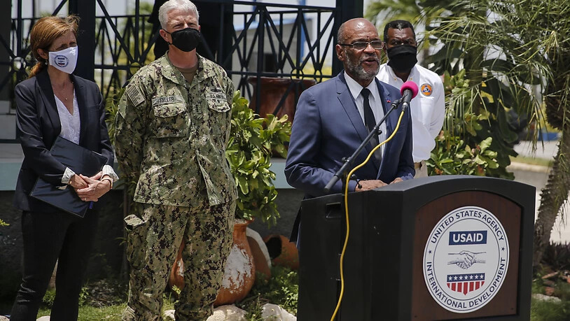 Ariel Henry (vorne), Premierminister von Haiti, spricht. Foto: Joseph Odelyn/AP/dpa