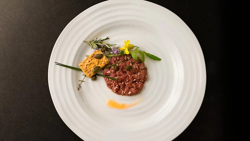 "Kultiviertes Fleisch" aus Zellkulturen hat eine bessere Klimabilanz - im Bild ein "Steak Tartare" aus Kunstfleisch der Firma Mosa Meat (Bild Mosa Meat)