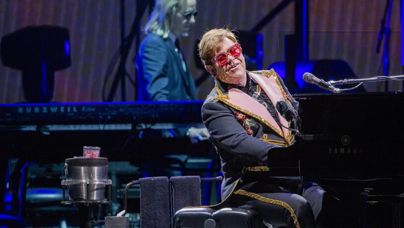 Der britische Popstar Elton John muss seine Zürcher Konzerte erneut verschieben - nicht wegen der Pandemie, sondern aus gesundheitlichen Gründen.