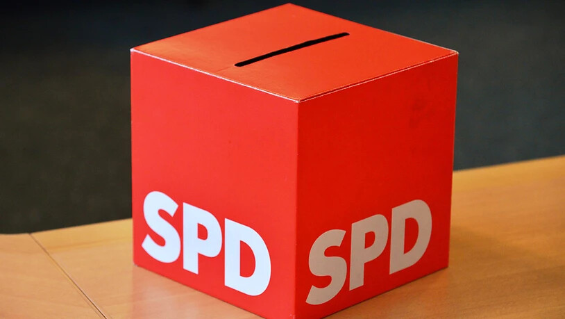 ARCHIV - Eine Wahlurne mit der Aufschrift "SPD" steht am 01.10.2014 in Erfurt (Thüringen) im Fraktionssitzungsraum im Thüringer Landtag. Foto: Martin Schutt/dpa-Zentralbild/dpa