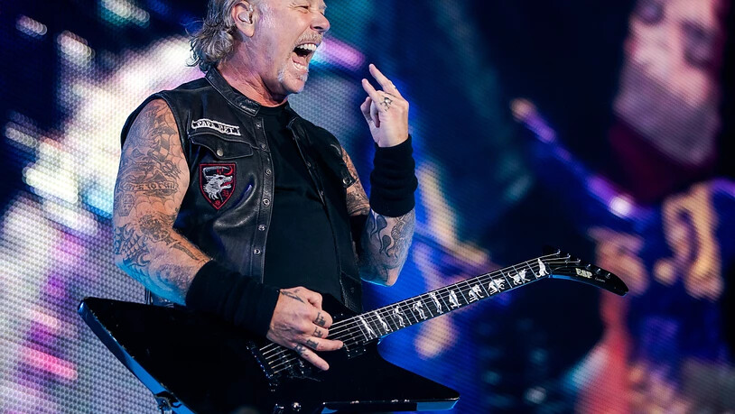 ARCHIV - James Hetfield, Sänger und Gitarrist von der US-amerikanischen Rockband Metallica, steht bei einem Konzert im Ernst-Happel-Stadion auf der Bühne. Foto: Georg Hochmuth/APA/dpa