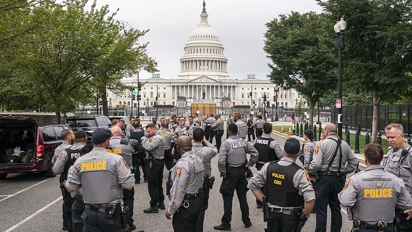 Polizisten versammeln sich vor dem US-Kapitol in Washington. Gut acht Monate nach der Erstürmung des Kapitols hat sich die US-Hauptstadt für eine Demonstration von Anhängern des damaligen US-Präsidenten Donald Trump vorbereitet. Foto: Nathan Howard/AP…