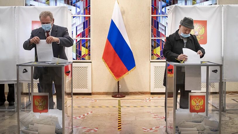 dpatopbilder - Russische Bürger geben ihre Stimmzettel in der Botschaft im litauischen Vilnius ab. Foto: Mindaugas Kulbis/AP/dpa