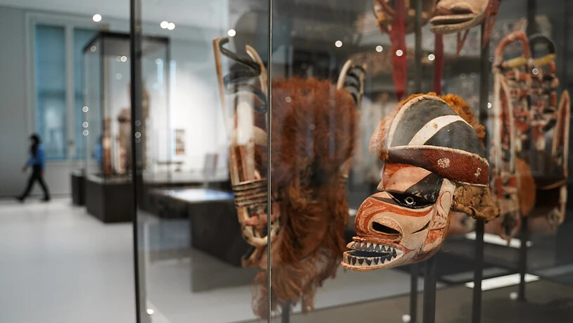 Eine Tatanua-Maske aus Papua-Neuguinea ist im Humboldt Form ausgestellt. Schätze der Weltkulturen aus Afrika, Asien, Amerika und Ozeanien sind ab 23. September 2021 in der zweiten und dritten Etage des Humboldt Forums zu sehen. Foto: Jörg Carstensen/dpa