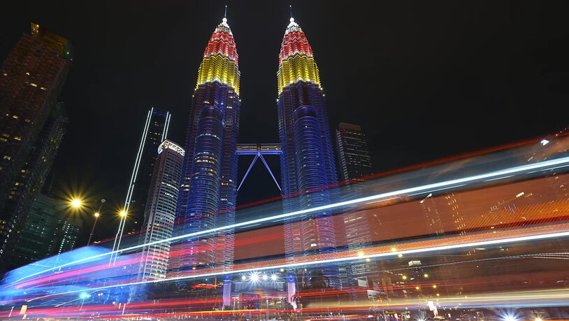 dpatopbilder - Die Petronas-Zwillingstürme in Kuala Lumpur. Foto: Vincent Thian/AP/dpa