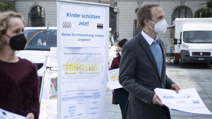 Vertreterinnen und Vertreter von "Kinder schützen - jetzt!" am Dienstag auf dem Bundesplatz in Bern. Sie verlangen, dass Kinder besser gegen das Coronavirus geschützt werden.