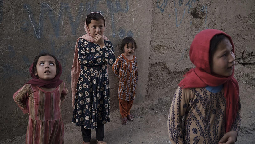 Möglicherweise dürfen Mädchen in Afghanistan ab der 7. Klasse wieder in die Schule. Dies stellte ein Sprecher der Taliban in Aussicht. Foto: Felipe Dana/AP/dpa