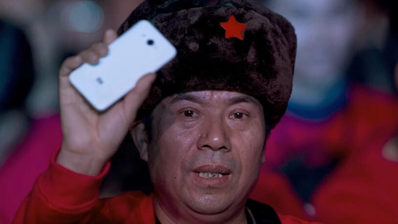 Litauen wirft dem Smartphone-Hersteller Xiaomi und anderen chinesischen Handy-Produzenten vor, Inhalte zu zensurieren. Im Bild ein Xiaomi-Fan in Peking. (Archivbild)