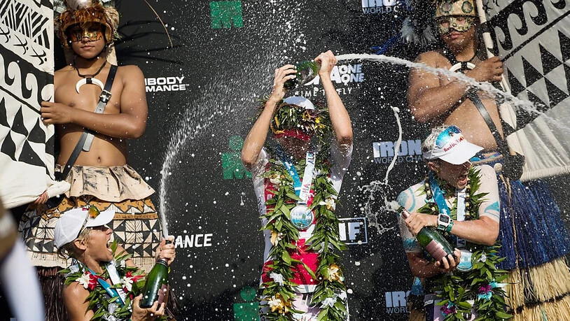 Einer der grössten Traditionen der Triathlon-Welt: Daniela Ryf feiert einen ihrer Ironman-WM-Titel mit dem hawaiianischen Lei um den Hals