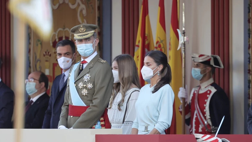 König Felipe VI. und Königin Letizia nehmen an der traditionellen Militärparade in Madrid teil. Foto: Eduardo Parra/EUROPA PRESS/dpa