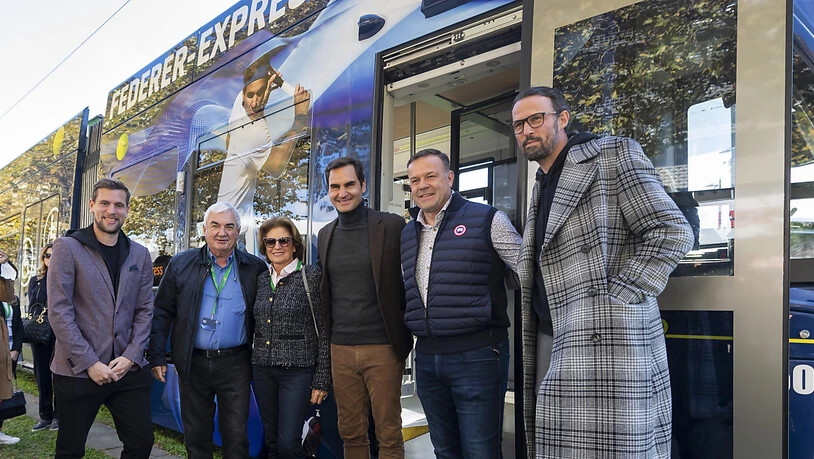 Federer mit dem FCB-Spieler Fabian Frei (ganz links), Trainer Patrick Rahmen und Botschafter Marco Streller. An der Jungfernfahrt nahmen auch Federers Mutter Lynette und Vater Robert teil.
