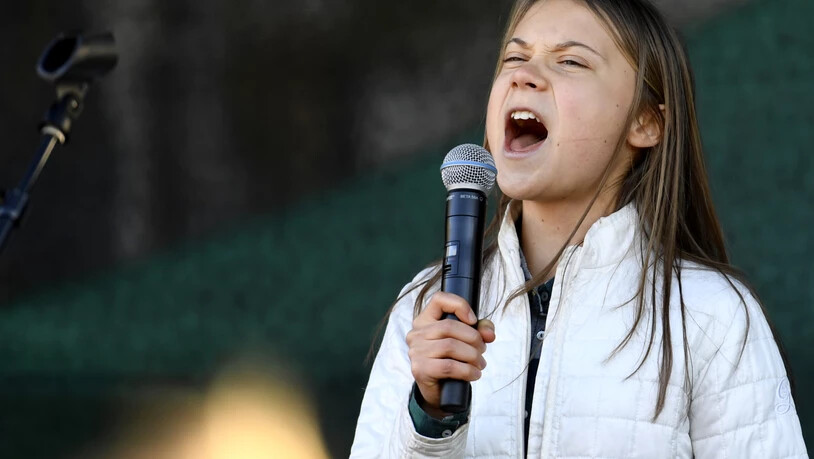 Die schwedische Klimaaktivistin Greta Thunberg spricht während einer Demonstration der Bewegung «Fridays for Future» in ein Mikrofon. Vor ihrer Reise nach Glasgow hat Thunberg am Wochenende in einem Online-Interview der BBC über ihre Erwartungen an die…