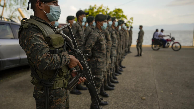 Soldaten erhalten Anweisungen in dem Department Izabal. Guatemalas Präsident Giammattei hat nach gewaltsamen Auseinandersetzungen zwischen Demonstranten und Polizei wegen eines Minenprojekts den Ausnahmezustand im Nordosten des mittelamerikanischen…