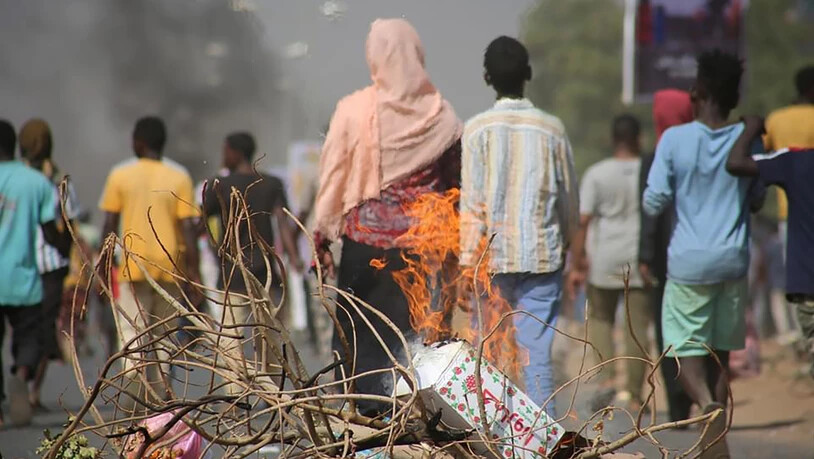 dpatopbilder - Pro-demokratische Demonstranten blockieren mit Feuer die Straßen, um die Machtübernahme durch das Militär zu verurteilen. Foto: Ashraf Idris/AP/dpa