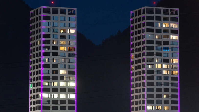 Die beiden Hochhäuser sind mit verschiedenen Farben beleuchtet anlässlich des 10-Jahr-Jubiläums von City West in Chur.