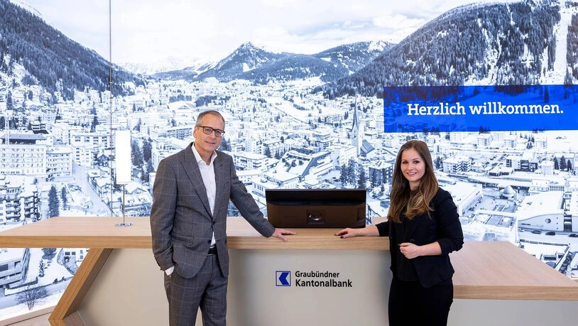 Neues Konzept: Christian Meuli, Leiter Region Davos Klosters, und Kundenberaterin Kim Pfister posieren in der Kundenhalle.