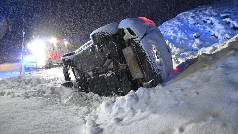 Die vier Fahrzeuginsassen konnten sich selbstständig aus dem Auto retten und wurden anschliessend ins Spital Davos gebracht.