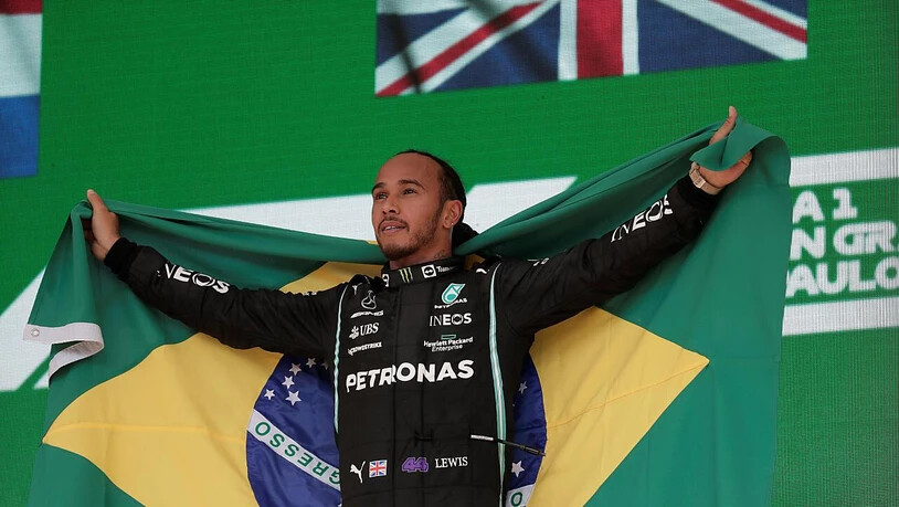 Umhüllt mit der brasilianischen Nationalflagge genoss Lewis Hamilton seinen spektakulären Sieg in São Paulo