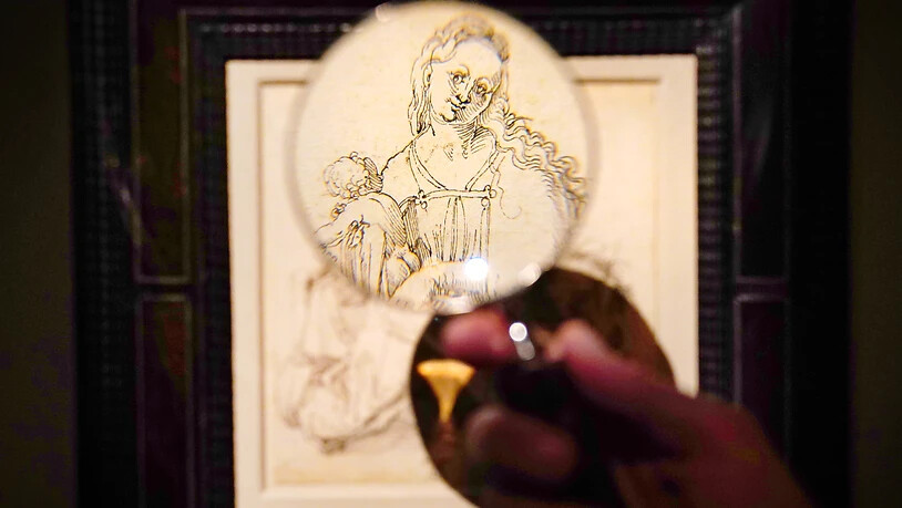 Blick durch eine Lupe auf die Feder- und Tuschezeichnung von Albrecht Dürer. Foto: Victoria Jones/PA Wire/dpa - ACHTUNG: Nur zur redaktionellen Verwendung und nur mit vollständiger Nennung des vorstehenden Credits