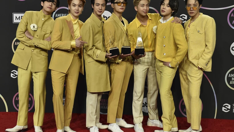 dpatopbilder - Die südkoreanische Boyband BTS freut sich über ihre Auszeichnungen für die beliebteste Pop-Gruppe und den beliebtesten Pop-Song für «Butter» bei den American Music Awards. Foto: Jordan Strauss/Invision/Ap/Invision/AP/dpa