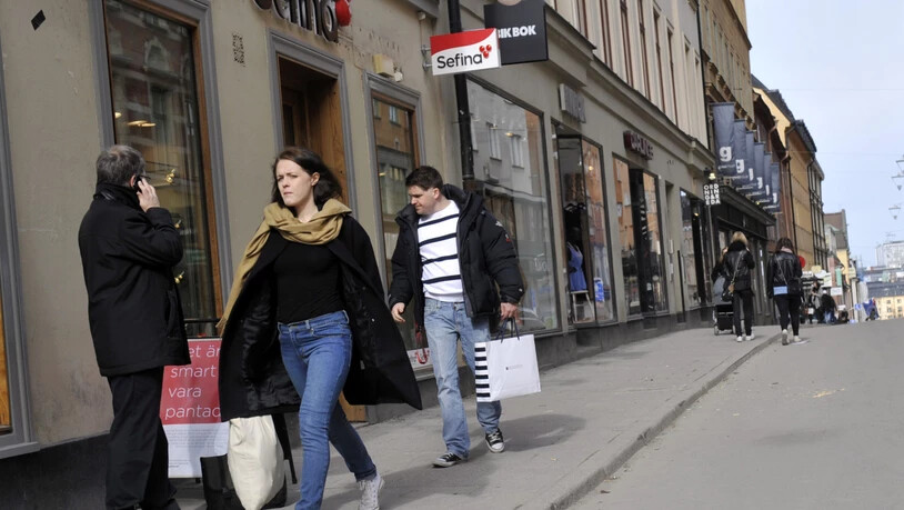 Konsumenten in Europa würden gerne nachhaltiger shoppen: Einkaufende in Stockholm (Symbolbild).