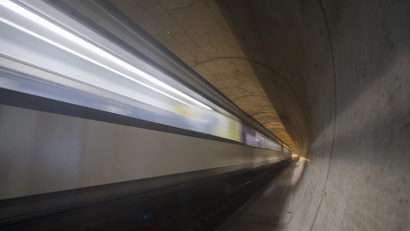 Der Gotthard-Basistunnel wird in der Nacht auf Donnerstag wegen ausserordentlicher Wartungsarbeiten teilweise geschlossen.