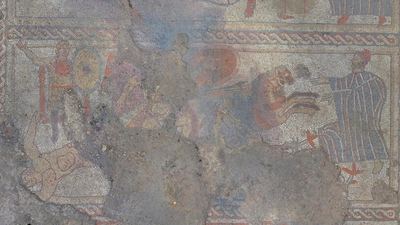 HANDOUT - Das Foto vom archäologischen Dienst der Universität Leicester zeigt das einzigartige Mosaik. Foto: Ulas/PA Media/dpa - ACHTUNG: Nur zur redaktionellen Verwendung im Zusammenhang mit der aktuellen Berichterstattung und nur mit vollständiger…