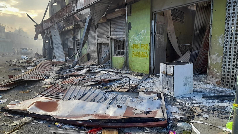 Trümmer liegen auf der Straße vor beschädigten Geschäften in Chinatown. In der Hauptstadt der Salomonen kam es in den vergangenen Tagen bei Protesten gegen die Regierung zu Unruhen. Foto: Piringi Charley/AP/dpa