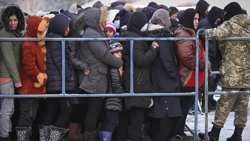 HANDOUT - Migranten stehen an der an der belarussisch-polnischen Grenze. Handout von der belarussischen Staatsagentur BelTA. Foto: Oksana Manchuk/BelTA/AP/dpa - ACHTUNG: Nur zur redaktionellen Verwendung und nur mit vollständiger Nennung des vorstehenden…