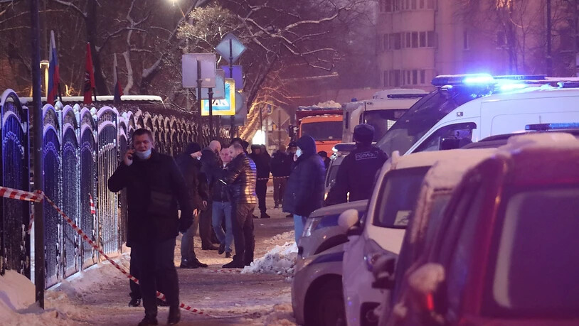 Polizisten und Ermittler stehen vor dem Moskauer Regierungszentrum. Bei einem Streit ums Maskentragen hat ein Mann eine Pistole gezogen und mindestens zwei Menschen erschossen. Foto: Artem Taranenko/Moscow News Agency/AP/dpa