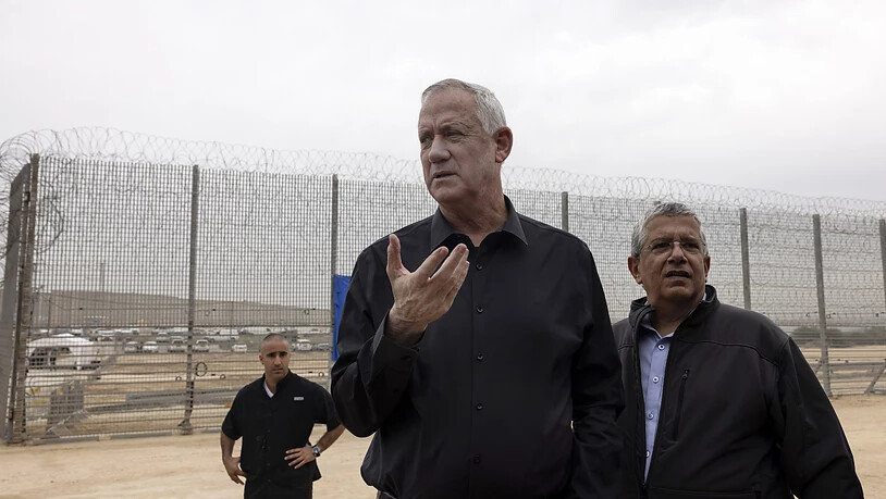 Benny Gantz (M), Verteidigungsminister von Israel, nimmt an einer Zeremonie zur Fertigstellung einer verstärkten Sicherheitsbarriere entlang der Grenze zwischen Israel und dem Gazastreifen teil. Foto: Tsafrir Abayov/AP/dpa