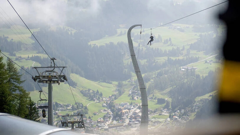 Auf Pradaschier in Churwalden gibt es für mutige Gäste seit Oktober Nervenkitzel am Berg: An einer fast zwei Kilometer langen Seilrutsche können Abenteuerlustige ins Tal rutschen. Es ist die erste Zipline im Kanton überhaupt.