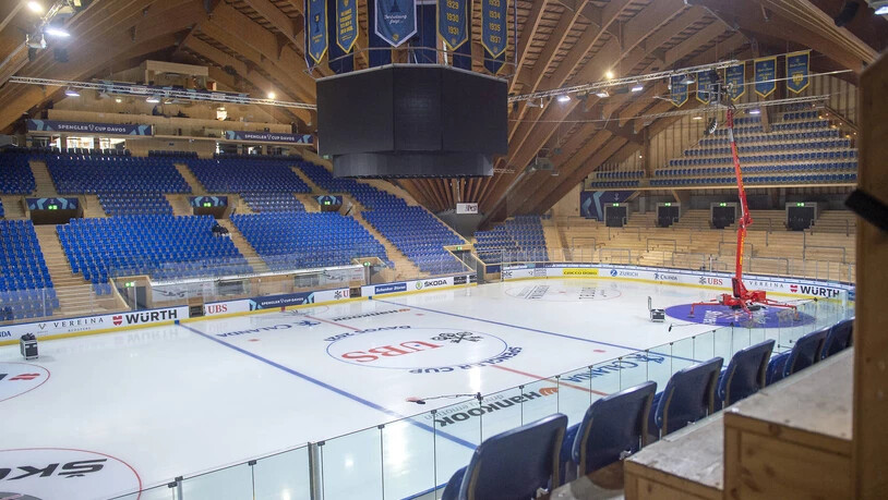 Blick in ein leeres Stadion; Nachdem der Spengler Cup in der Eishalle in Davos kurzfristig abgesagt wurde, werden die technischen Infrastrukturen wieder abgebaut. 
