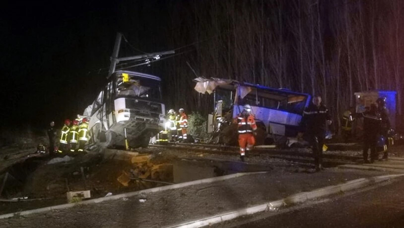 ARCHIV - HANDOUT - Rettungskräfte arbeiten an der Unfallstelle, an der ein Zug mit einem Schulbus kollidiert ist. Gut vier Jahre nach dem tödlichen Unfall in Südfrankreich ist ein Prozess gegen die Busfahrerin angeordnet worden. Das teilte die…