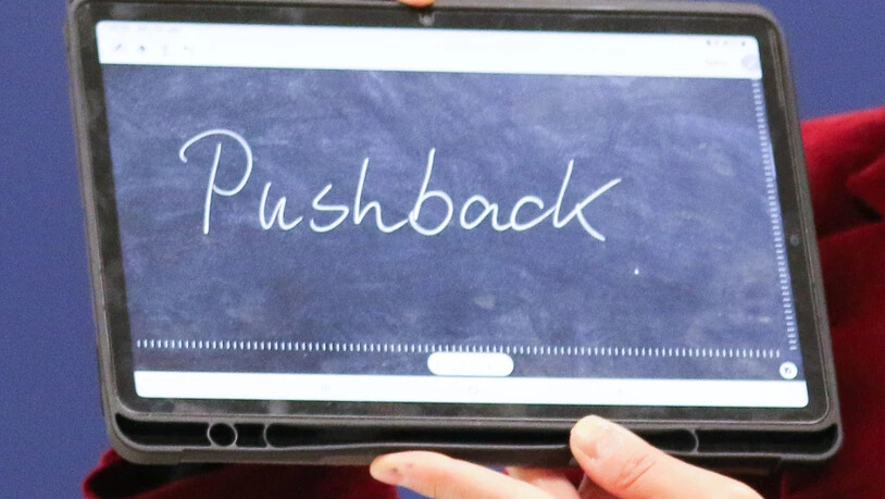 Constanze Spieß präsentiert «Pushback» , das «Unwort des Jahres» 2021, auf einem iPad bei einer Pressekonferenz an der Philipps-Universität Marburg. Foto: Nadine Weigel/dpa