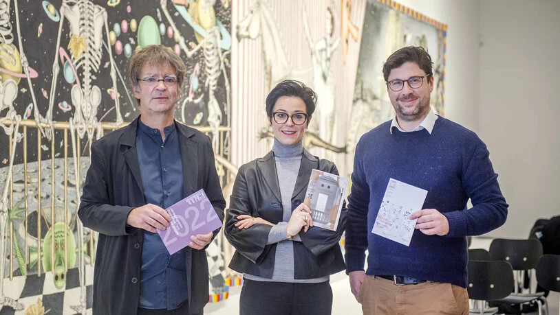 Machen neugierig: Vor dem ab jetzt zu bestaunenden Werk «Apocalypso» stellen Stephan Kunz (links), Nicole Seeberger und Damian Jurt vor, was die Besuchenden des Bündner Kunstmuseums dieses Jahr alles erwartet. 