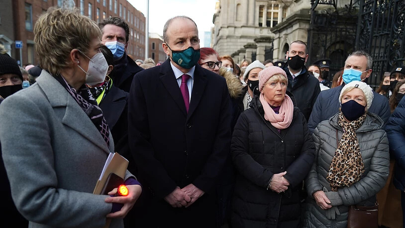Premierminister Micheal Martin nimmt gemeinsam mit Ivana Bacik (l), Politikerin der Labour Party aus Irland, in Dublin an einer Mahnwache für eine ermordete Frau teil, die beim Joggen entlang des Grand Canal in Tullamore getötet wurde. Foto: Brian…