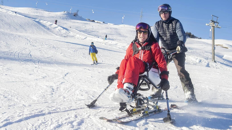 Um Menschen mit einer Beeinträchtigung trotzdem das Skifahren ermöglichen zu können, hat Rolf Nutt (rechts) den Dualskibob anhand von Sammelaktionen ins Leben gerufen. Nun lernen Skilehrer, darunter Walter Grass (links) den Umgang mit einem Dualskibob für Menschen mit Behinderung kennen.
