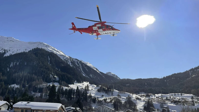 Die Rega brachte den verletzten Arbeiter schliesslich ins Kantonsspital Graubünden nach Chur.