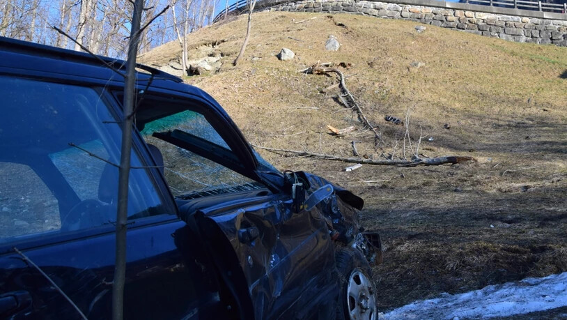 Unfall: Ein Auto kam in der Nacht auf Montag von der Strasse ab, durchbrach einen Bündnerzaun und stürzte in das Tobel vom Saasalpbach zwischen Klosters und Serneus.