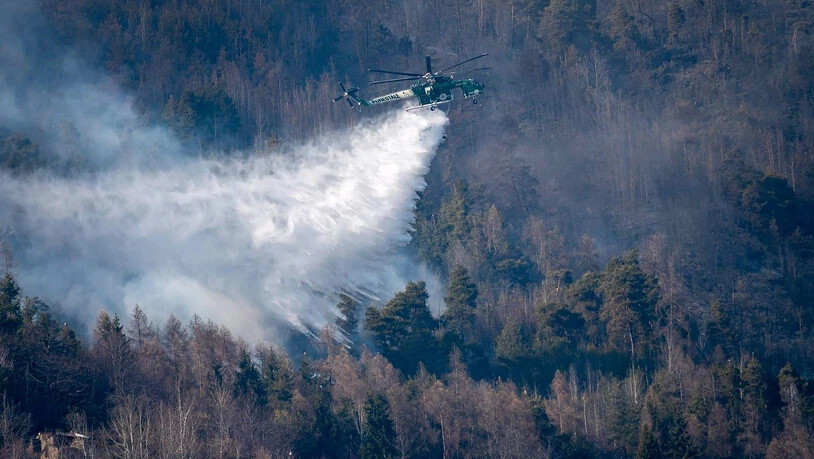 Nur wenige Hundert Meter vom Puschlav entfernt wird gelöscht: Seit Monaten hat es in den Bündner Südtälern fast nicht mehr geregnet. Über der Grenze steht der Wald in Flammen.