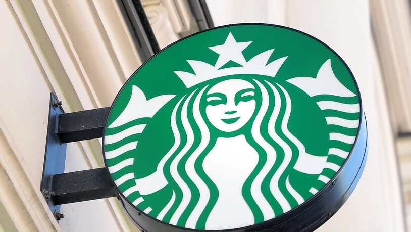 Chefwechsel bei der weltgrössten Cafékette Starbucks: Kevin Johnson gibt den Vorstandsvorsitz ab, dafür kehrt sein Vorgänger Howard Schultz vorübergehend zurück. (Archivbild)