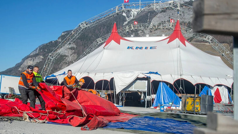 Auf der Oberen Au in Chur stellen Arbeiter am Dienstagmorgen das Zelt des Circus Knie auf. Zwischen Donnerstag und Sonntag verzaubert der Nationalzirkus dann das Publikum in Graubünden. 