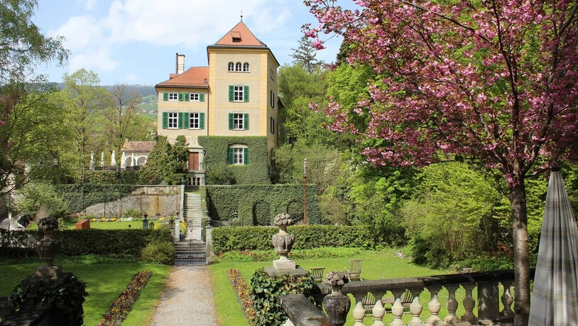 Andreas Caminada ist jetzt Schlossbesitzer: Mit seinem Partner «The Living Circle» erwirbt er das Anwesen Schauenstein in Fürstenau. Zusammen wollen sie den Schloss- und Hotelbetrieb ausbauen.