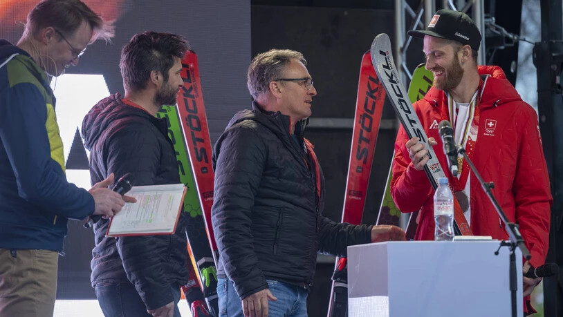 Überraschung: Vom Sponsor bekommt Fiva einen silbernen Stöckli-Ski überreicht. 