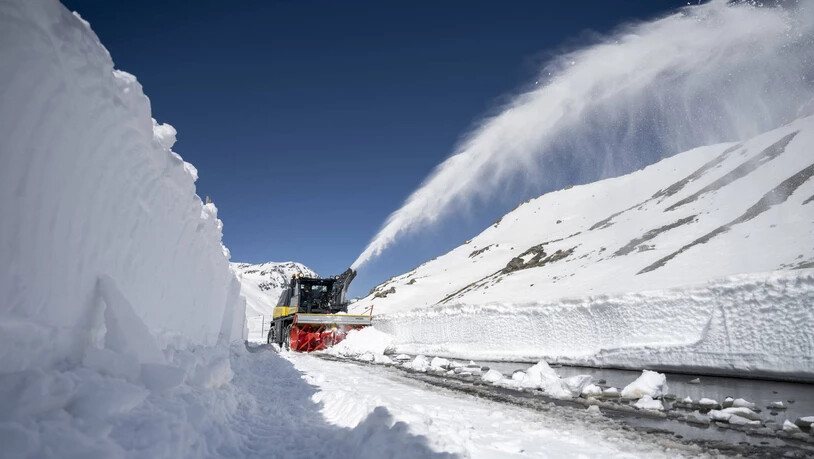 Der Winterdienst Pro Flüela räumt den Schnee am Flüelapass. Hier ist die Schneefräse im Einsatz.