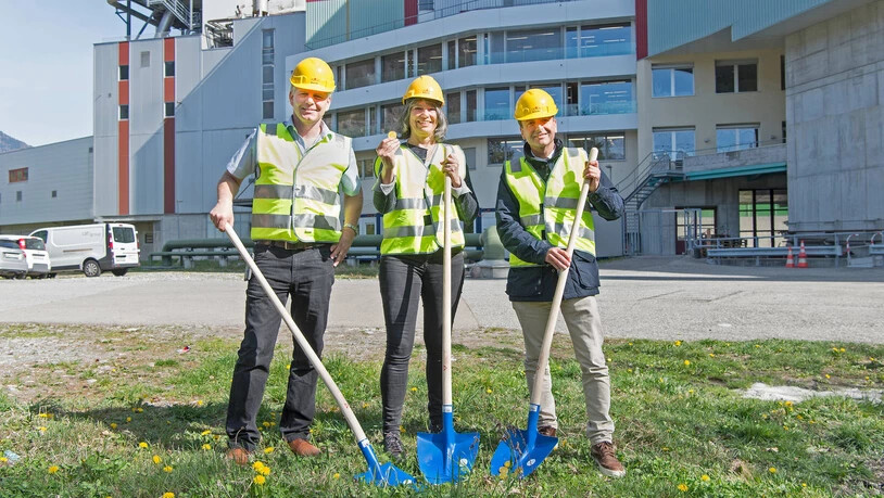 Goldgräberstimmung: François Boone, Franziska Knüsel und Jürg Kappeler (von links) setzen den symbolischen ersten Spatenstich für das Neubauprojekt.