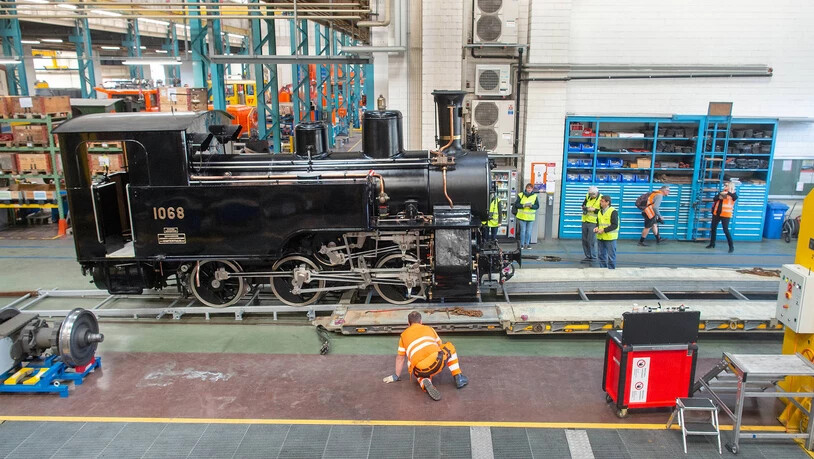 Ein wichtiger Moment: Die Dampflokomotive 1068 kann in diesem Sommer nach längerer Pause wieder über den Brünigpass fahren. Möglich machte dies die Rhätische Bahn. Während zwei Jahren wurde die historische Lok in der Hauptwerkstatt in Landquart wieder auf Vordermann gebracht. Am Montag trat sie die Heimreise an. 